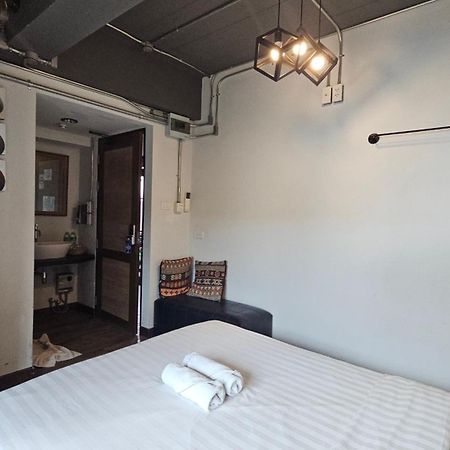 33 Poshtel (Adults Only) Hotel Чиангмай Екстериор снимка
