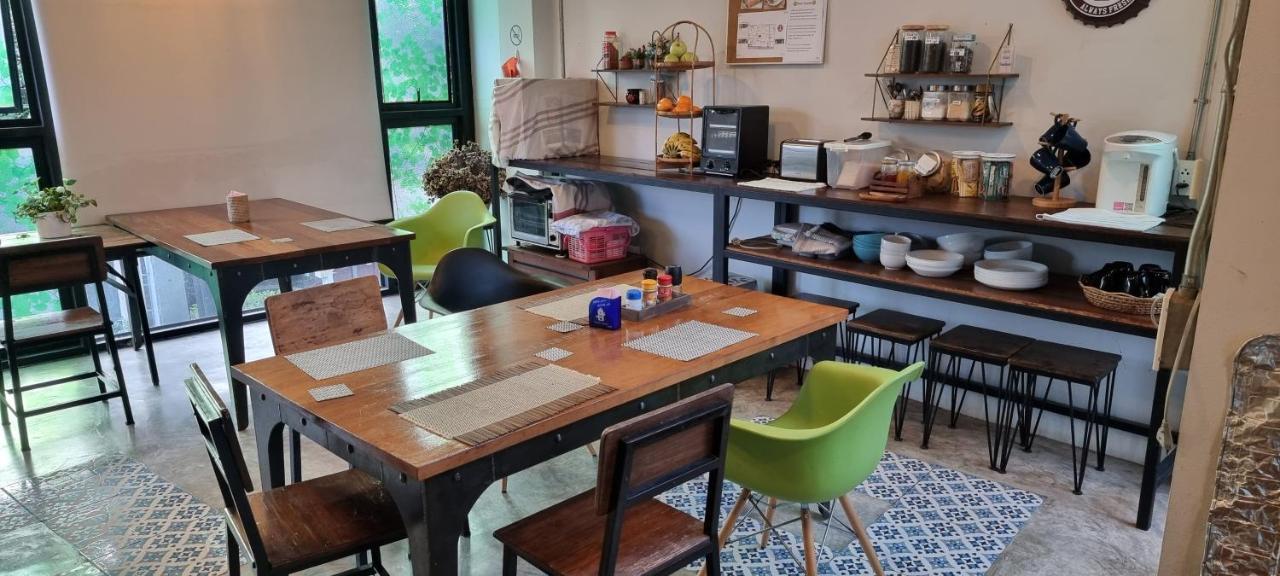 33 Poshtel (Adults Only) Hotel Чиангмай Екстериор снимка