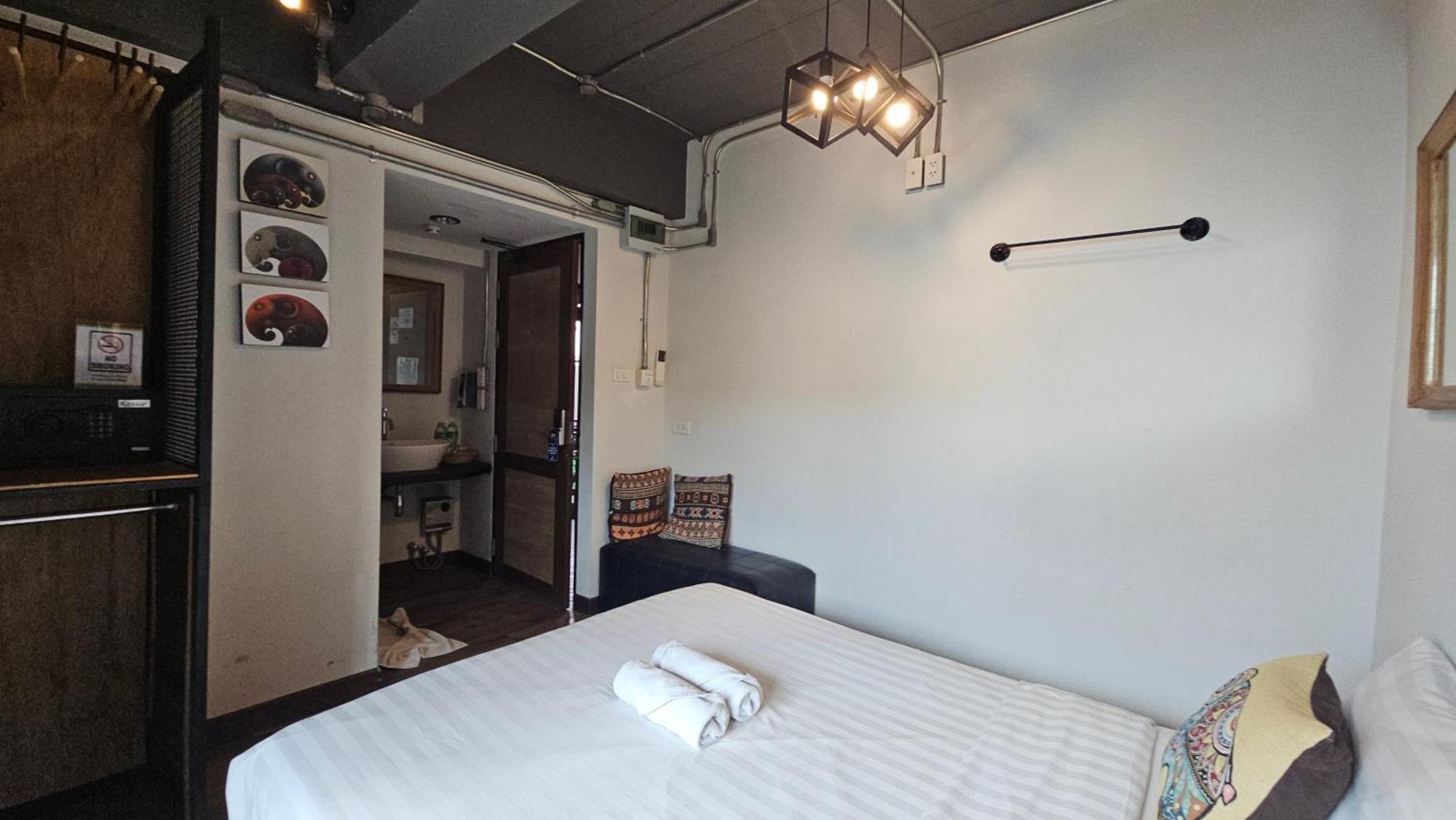 33 Poshtel (Adults Only) Hotel Чиангмай Екстериор снимка