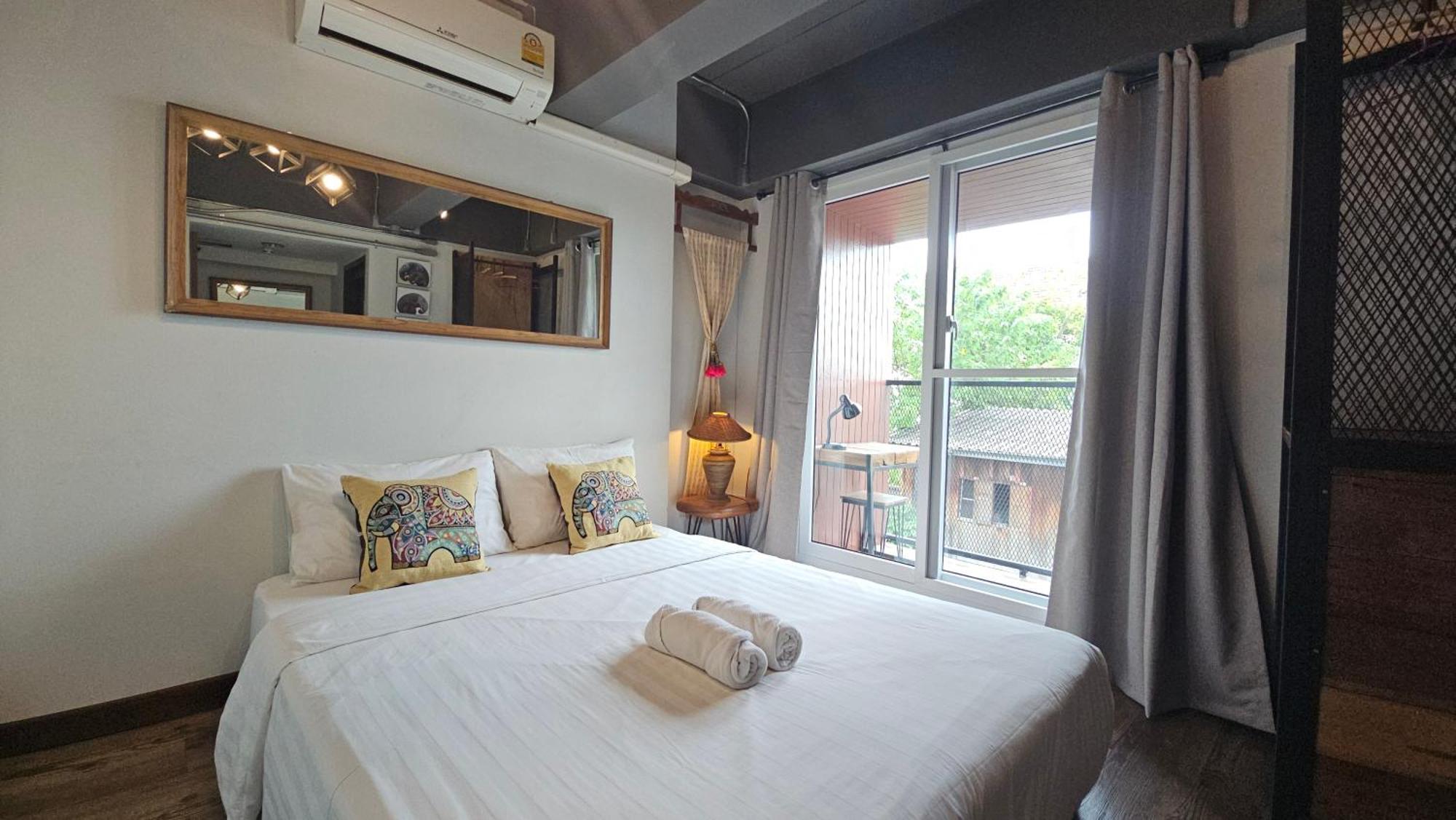 33 Poshtel (Adults Only) Hotel Чиангмай Екстериор снимка