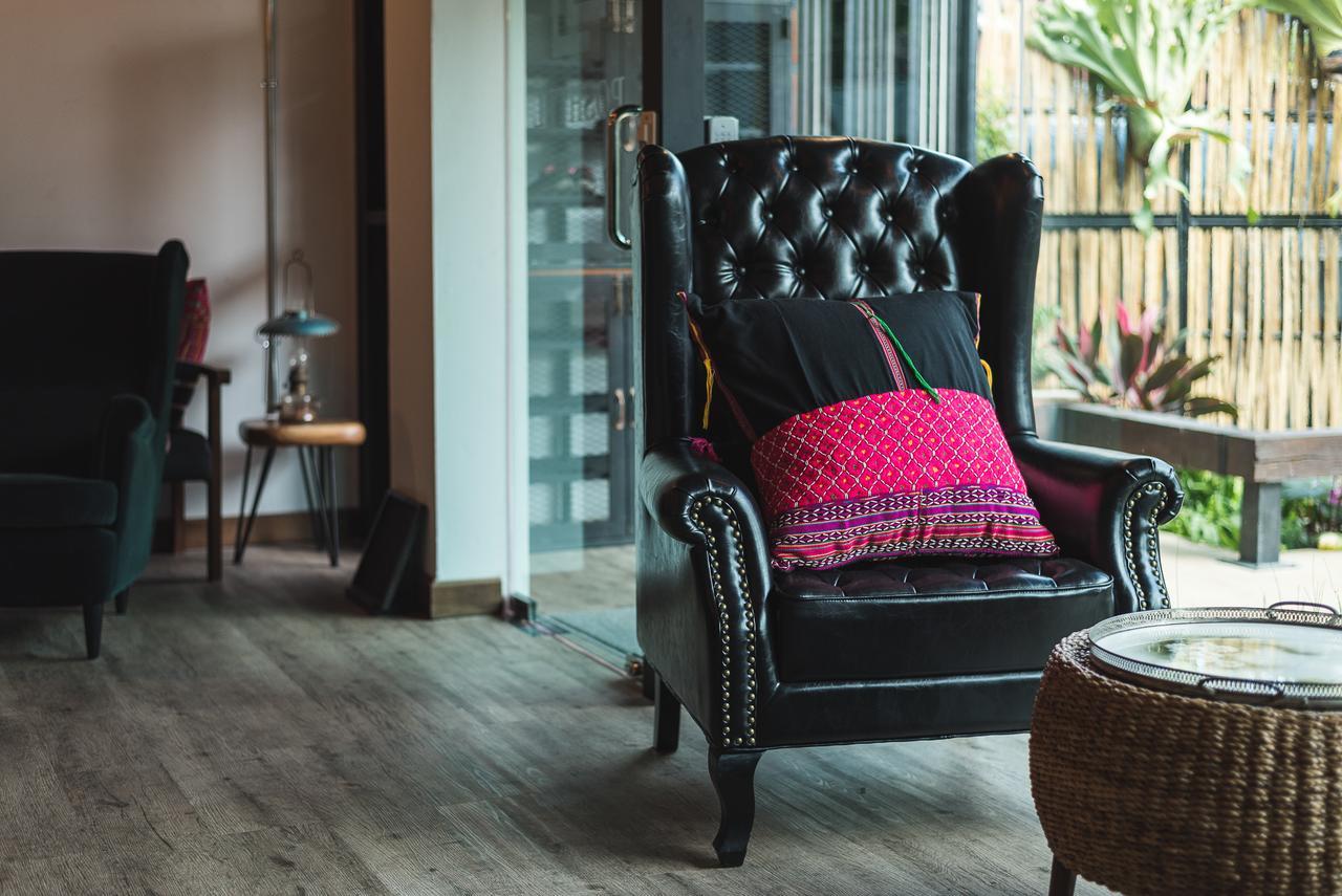 33 Poshtel (Adults Only) Hotel Чиангмай Екстериор снимка