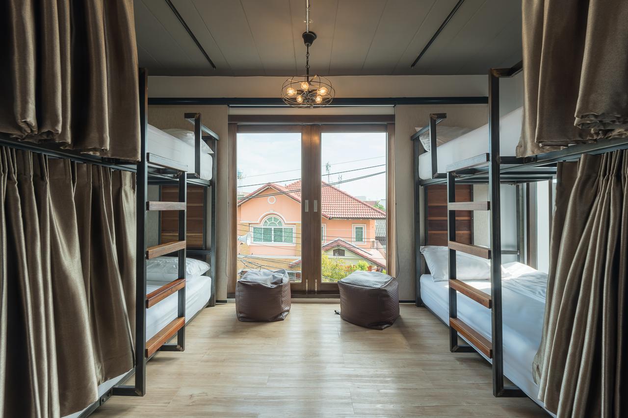 33 Poshtel (Adults Only) Hotel Чиангмай Екстериор снимка