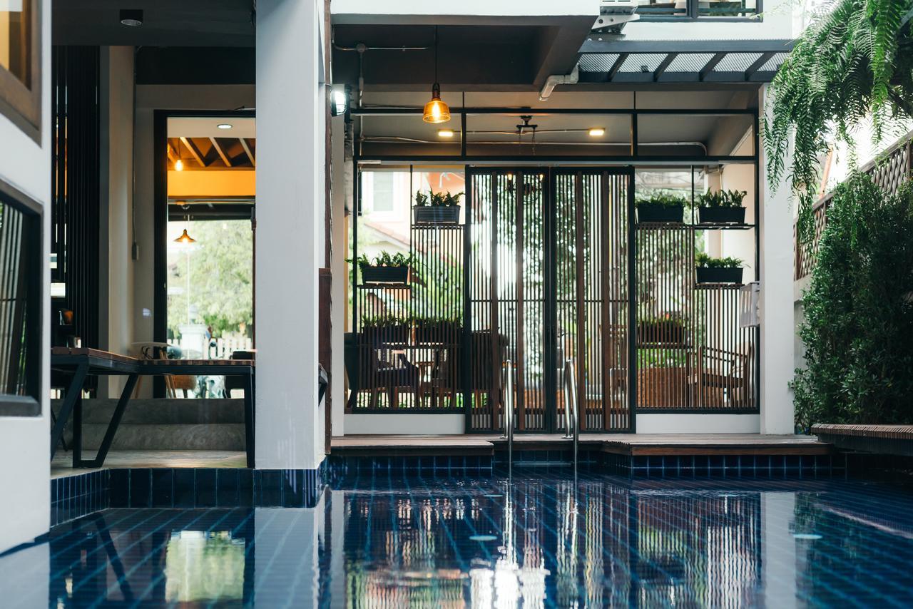 33 Poshtel (Adults Only) Hotel Чиангмай Екстериор снимка