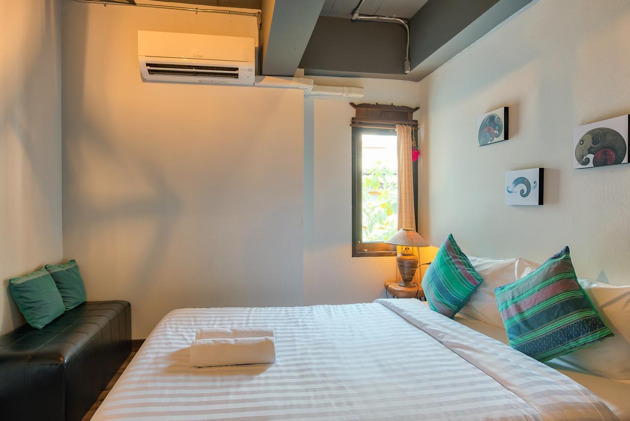 33 Poshtel (Adults Only) Hotel Чиангмай Екстериор снимка