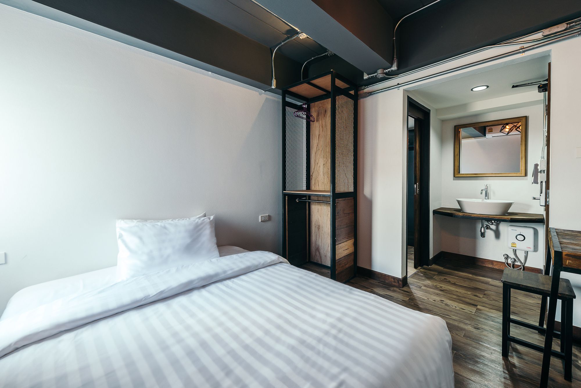 33 Poshtel (Adults Only) Hotel Чиангмай Екстериор снимка