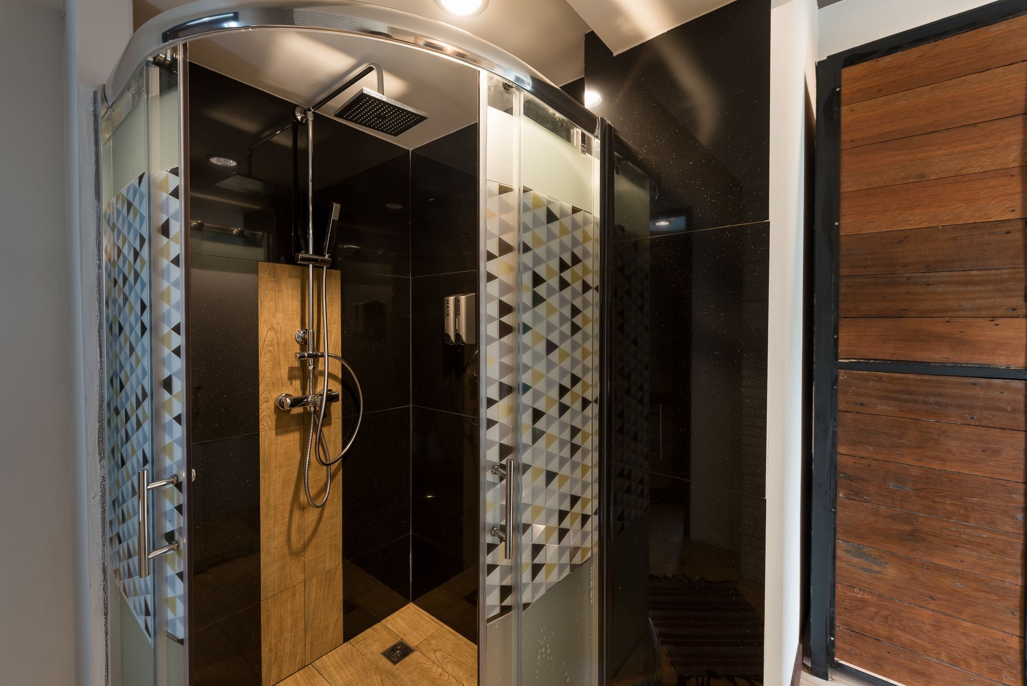 33 Poshtel (Adults Only) Hotel Чиангмай Екстериор снимка